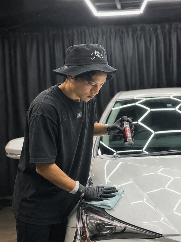 施工ブースで車体を仕上げる代表スタッフ